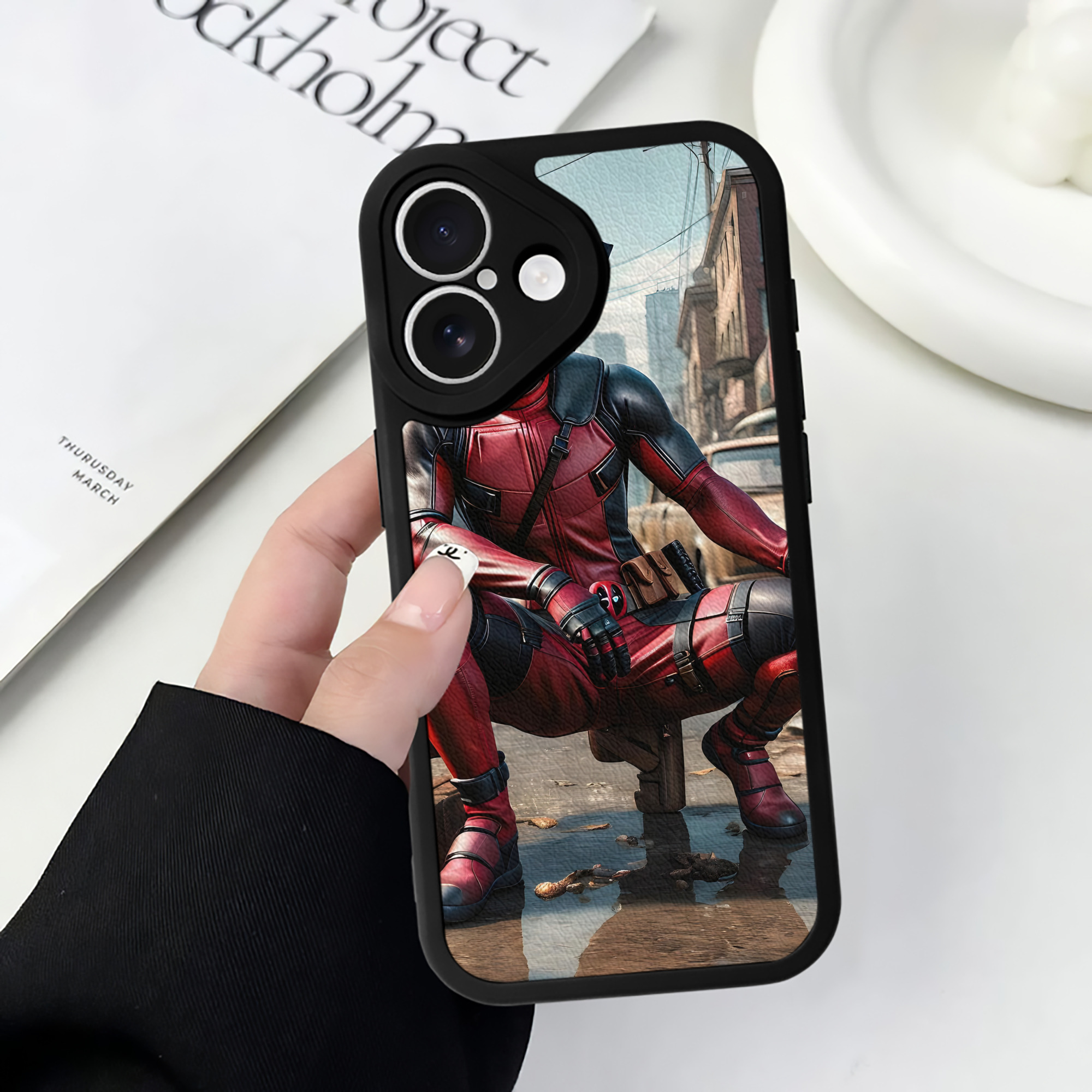 （画像用） Deadpool デッドプール 【iPhone 16シリーズ対応】シリコンスマホケース（レザー調） 材質：シリコン